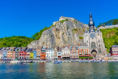 DINANT, BELGIUM, 21 HAZİRAN 2020: Bir dağın altında ve bir nehrin üzerinde inşa edilen Belçika 'nın Dinant kasabası