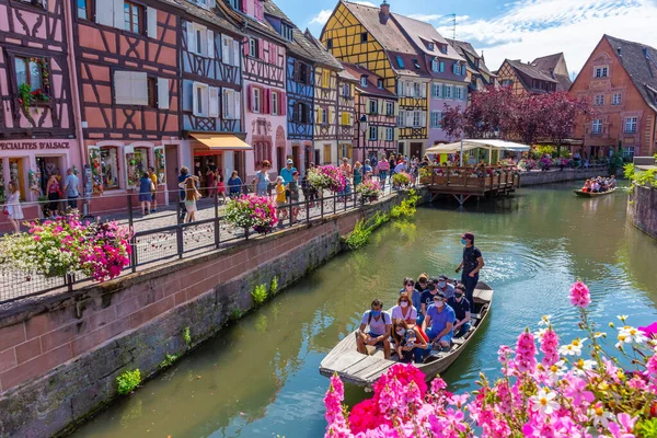 Colmar Frankreich Juli 2020 Farbenfroher Kanal Von Colmar Mit Touristenboot — Stockfoto