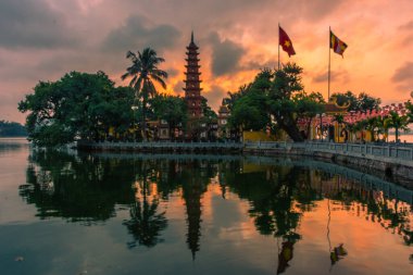 HANOI, VİETNAM, 4 HAZİRAN 2020: Hanoi 'deki Tran Quoc Pagoda üzerinde güzel bir günbatımı