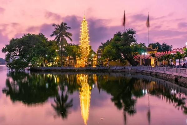 HANOI, VİETNAM, 4 HAZİRAN 2020: Hanoi 'deki Tran Quoc Pagoda üzerinde güzel bir günbatımı
