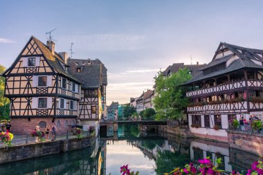 STRASBOURG, FRANCE, 18 HAZİRAN 2020: Petite Venice bölgesinde güzel bir kanal