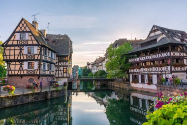 STRASBOURG, FRANCE, 18 HAZİRAN 2020: Petite Venice bölgesinde güzel bir kanal