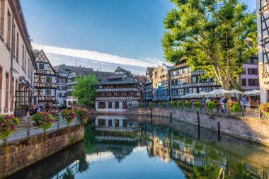 STRASBOURG, FRANCE, 18 HAZİRAN 2020: Petite Venice bölgesinde güzel bir kanal