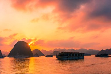 Vietnam 'da, Ha Long Körfezi' nde inanılmaz bir gün batımı.