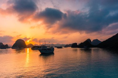 Vietnam 'da, Ha Long Körfezi' nde inanılmaz bir gün batımı.