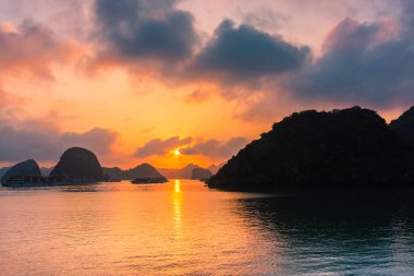 Vietnam 'da, Ha Long Körfezi' nde inanılmaz bir gün batımı.