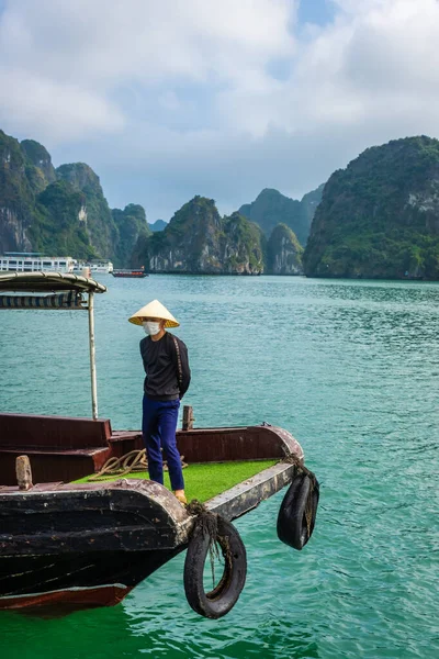 Long Bay Vietnam Januari 2020 Vietnamese Visser Zijn Boot Long — Stockfoto