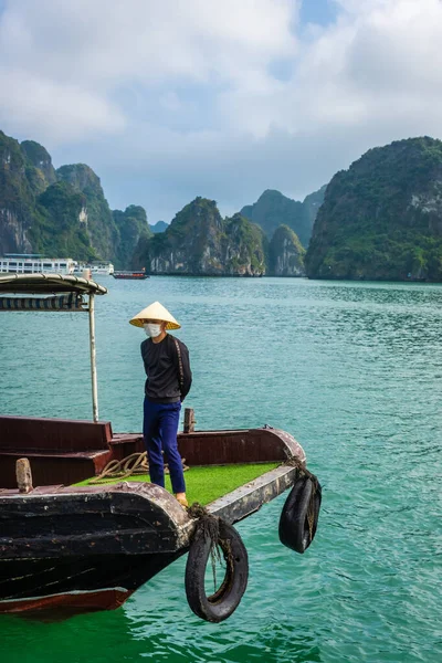 Long Bay Vietnam Januari 2020 Vietnamesisk Fiskare Sin Båt Long — Stockfoto