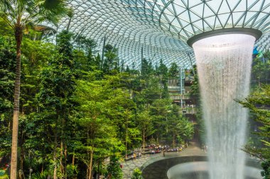 SINGAPORE, 27 Eylül 2019: Jewel Changi Havaalanı 'ndaki dünyanın en büyük kapalı şelalesi
