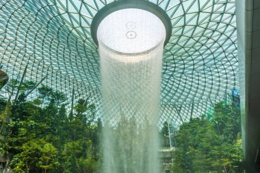 SINGAPORE, 27 Eylül 2019: Jewel Changi Havaalanı 'ndaki dünyanın en büyük kapalı şelalesi