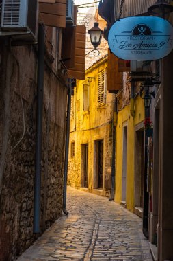 ROVINJ, CROATIA, 14 AĞUSTOS 2019: Eski kasabadaki güzel ve renkli cadde