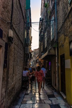 BÖLÜM, CROATIA, 7 AĞUSTOS 2019: Split tarihi merkezinin dar ve antik caddesinde turistler