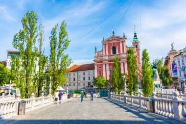 LJUBLJANA, SLOVENIA, 5 AĞUSTOS 2019: Üçlü Köprü ve Tarihi Merkez Kızıl Kilisesi
