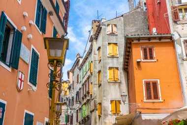 ROVINJ, CROATIA, 14 AĞUSTOS 2019: Eski kasabadaki renkli binalar