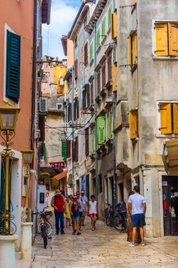 ROVINJ, CROATIA, 14 AĞUSTOS 2019: Eski kasabadaki renkli binalar