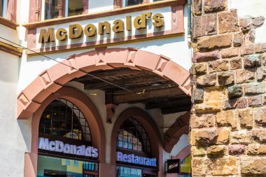 FREIBURG IM BRISGAU, Almanya, 18 Temmuz 2020: Mc Donald 's Freiburg' un kapısının altında