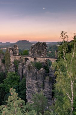 Almanya 'da Sakson İsviçre Ulusal Parkı' ndaki Bastei Köprüsü üzerinde gün batımı