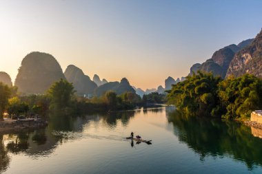 YANGSHUO, ÇİN, 6 ARALIK 2019: Yulong Nehri üzerinde güzel bir gün batımı Yangshuo, Guilin, Guangxi