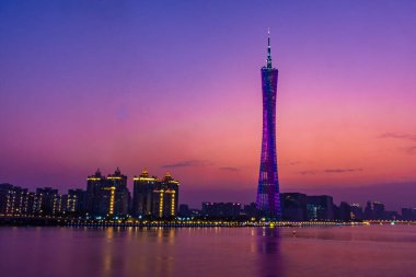 GuANGZHOU, ÇİN, 18 Kasım 2019: Pearl River 'ın alacakaranlıkta Kanton Kulesi