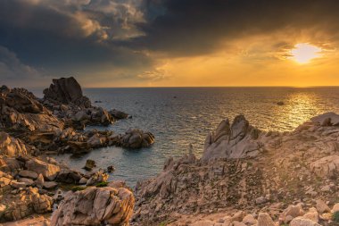 Sardunya, İtalya 'daki Ay Vadisi' nde inanılmaz bir gün batımı.
