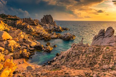 Sardunya, İtalya 'daki Ay Vadisi' nde inanılmaz bir gün batımı.