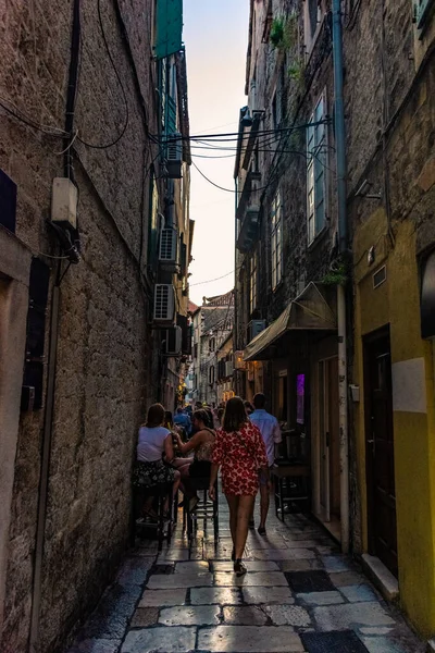 Split Croatia August 2019 Toeristen Smalle Oude Straat Van Het — Stockfoto