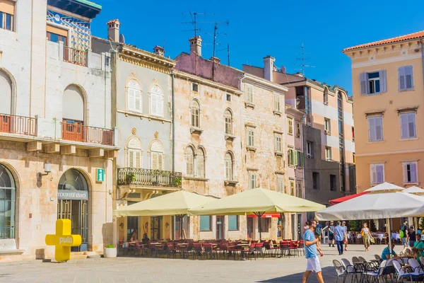 Pula Croatia August 2019 크로아티아풀라 광장에 식당들 — 스톡 사진