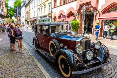 FREIBURG IM BRISGAU, Almanya, 18 Temmuz 2020: Freiburg şehir merkezinde eski bir araba