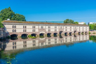 Strsbourg, Fransa 'nın örtülü köprüsünün güzel yansıması