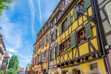 COLMAR, FRANCE, 18 HAZİRAN 2020: Tipik yarı keresteli evlerle karakterize edilen güzel tarihi Colmar merkezi