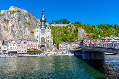 DINANT, BELGIUM, 21 HAZİRAN 2020: Bir dağın altında ve bir nehrin üzerinde inşa edilen Belçika 'nın Dinant kasabası