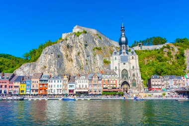DINANT, BELGIUM, 21 HAZİRAN 2020: Bir dağın altında ve bir nehrin üzerinde inşa edilen Belçika 'nın Dinant kasabası