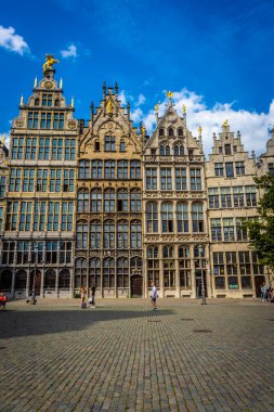 ANTWERP, BELGIUM, 22 HAZİRAN 2020 Belediye binasının meydanındaki güzel binalar