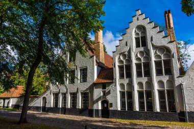 BRUGES, BELGIUM, 21 HAZİRAN 2020: 10 Wijngatte Flaman Beguinage, UNESCO dünya mirası alanı