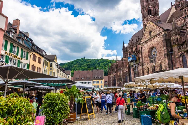FREIBURG IM BRISGAU, Almanya, 18 Temmuz 2020: Freiburg Pazar Meydanı