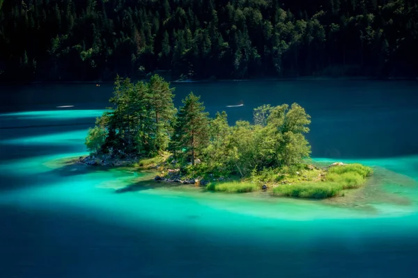 Isla Agua Cristalina Del Lago Eibsee Alemania —  Fotos de Stock