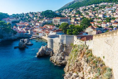 Hırvatistan 'ın Dubrovnik kentindeki uçurumlarda duvarlar
