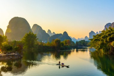 YANGSHUO, ÇİN, 6 ARALIK 2019: Yulong Nehri üzerinde güzel bir gün batımı Yangshuo, Guilin, Guangxi