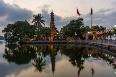 HANOI, VİETNAM, 4 HAZİRAN 2020: Hanoi 'deki Tran Quoc Pagoda üzerinde güzel bir günbatımı