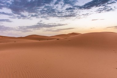 Erg Chebbi 'nin kumullarında şafak vakti, Sahra Çölü, Fas