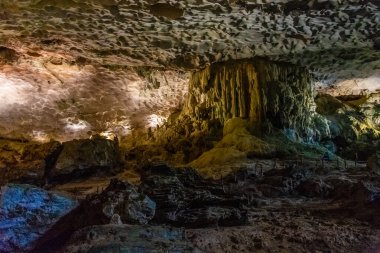 Vietnam 'da Ha Long Körfezi' nde büyük bir mağara.