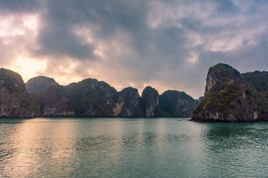 Gün batımında Ha Long Körfezi 'nde istifle, Vietnam