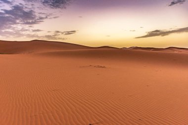 Erg Chebbi 'nin kumullarında şafak vakti, Sahra Çölü, Fas