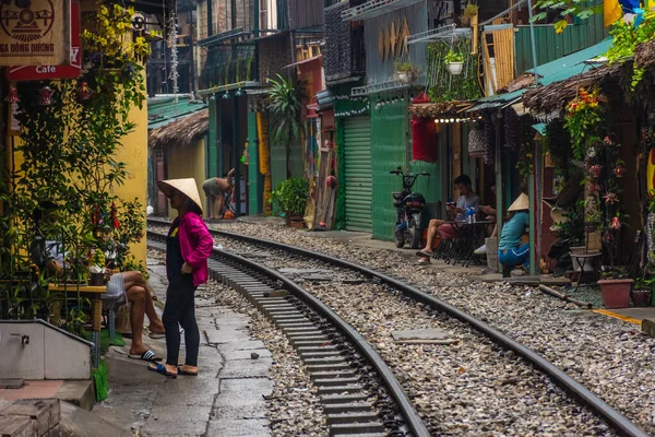 Hanoi Vietnam Januari 2020 Lokale Vrouw Met Traditionele Hoed Treinstraat — Stockfoto