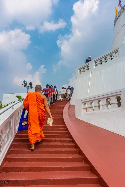 Bangkok Thailand January 2020 Monk Ascending Golden Mount — Fotografia de Stock