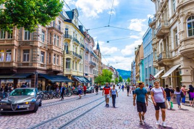 FREIBURG IM BRISGAU, Almanya, 18 Temmuz 2020: Freiburg şehir merkezinde yürüyen insanlar