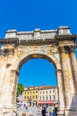 PULA, CROATIA, 9 AĞUSTOS 2019: Tarihi merkezde antik Roma kemeri