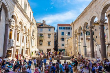BÖLÜM, CROATIA, 7 AĞUSTOS 2019: Diocletian Palace 'ı ziyaret eden turist kalabalığı