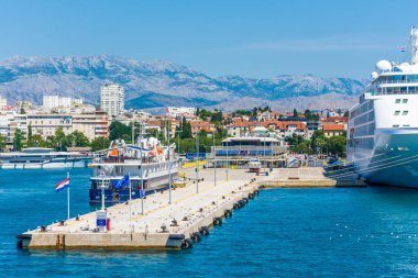 BÖLÜM, CROATIA, 7 AĞUSTOS 2019: Bölünme Limanında büyük bir gemi