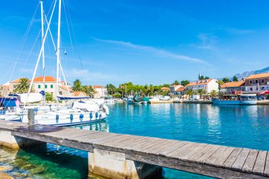 SUCURAJ, CROATIA, 9 AĞUSTOS 2019: Sucuraj limanında tekne, Hvar Adası